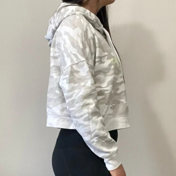 🌿 Calvin Klein Jeans Camo Crop Hoodie - Woman’s Size Medium 🌈 - Picture 5 of 11